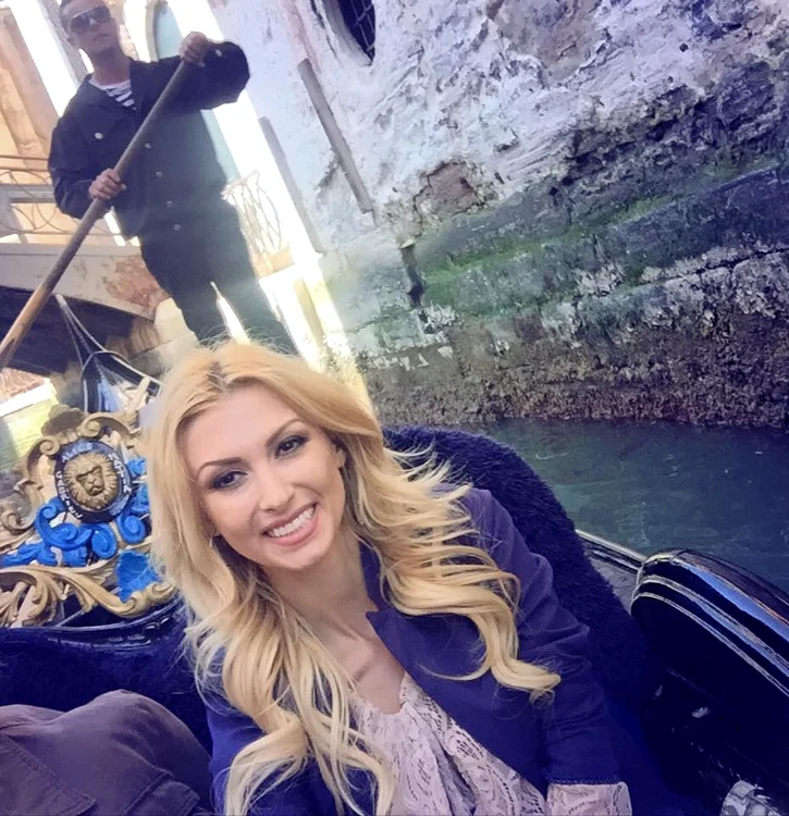 Andreea Bălan se plimbă în voia cea bună în "oraşul iubirii"