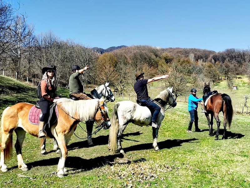 Jurnalistul britanic Charlie Ottley, călare pentru noul documentar de promovare a României. „Îl urcarăm pe cal“ FOTO