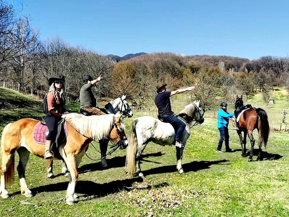 Charlie Ottley călare la filmări Sursă Oltenia de sub Munte - Geoparc aspirant UNESCO