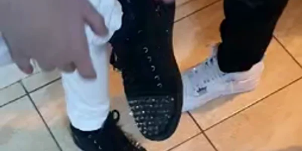 Droguri Cristal ascunse în încălțăminte și cuțite în fund în chiloți la un Bal al Bobocilor de la Vâlcea Sursă Jandarmeria Vâlcea mp4 thumbnail png