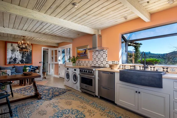 Bucătăria uneia dintre casele cumpărate de Maria Sharapova