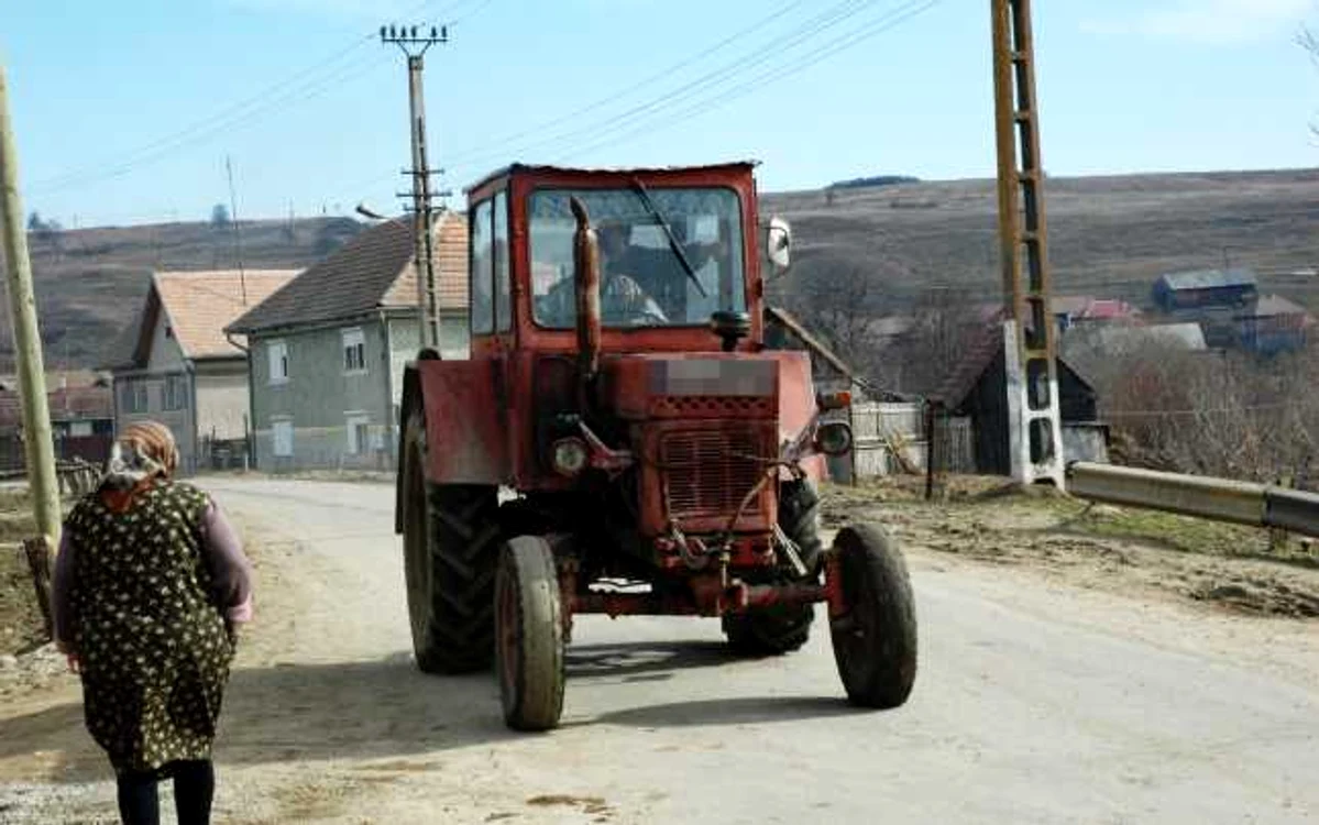 Părinţii au pornit cu fata rănită spre spital şi au predat-o unui echipaj de ambulanţă pe drum - foto: obiectiv-sm.ro
