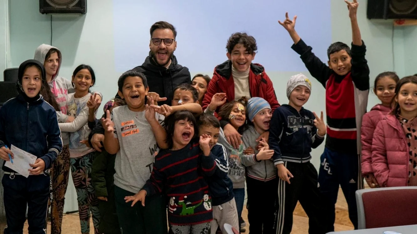 Elisei Dragu Nagel, în mijlocul copiiilor pe care îi ajută FOTO Arhiva personală Elisei Dragu