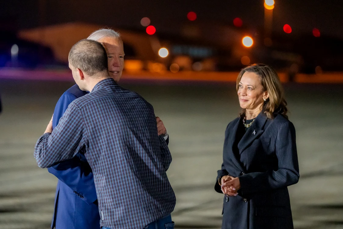 Jurnalistul Evan Gershkovich îl îmbrățișează pe Joe Biden - Foto Facebook