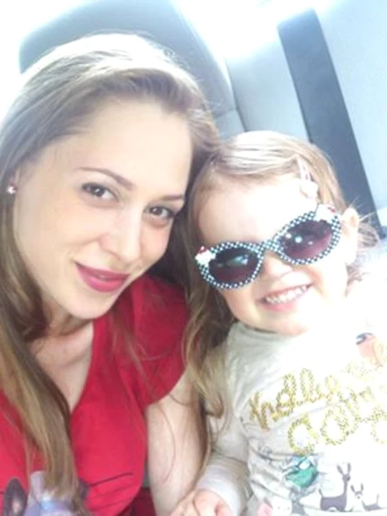 O imagine care ne arată cine este soţia lui Dan Helciug, aici cu micuţa Ruxandra