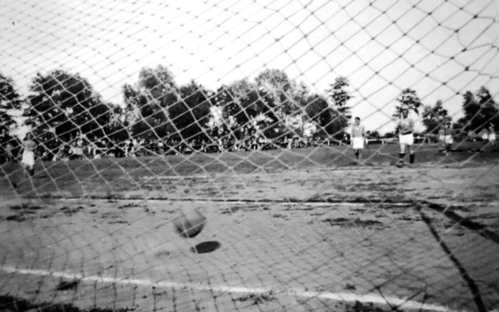 Fotbal pe terenul Şcolii de Cavalerie. FOTO: Fotbal sub Turnul Chindiei / Gabriel Degeratu