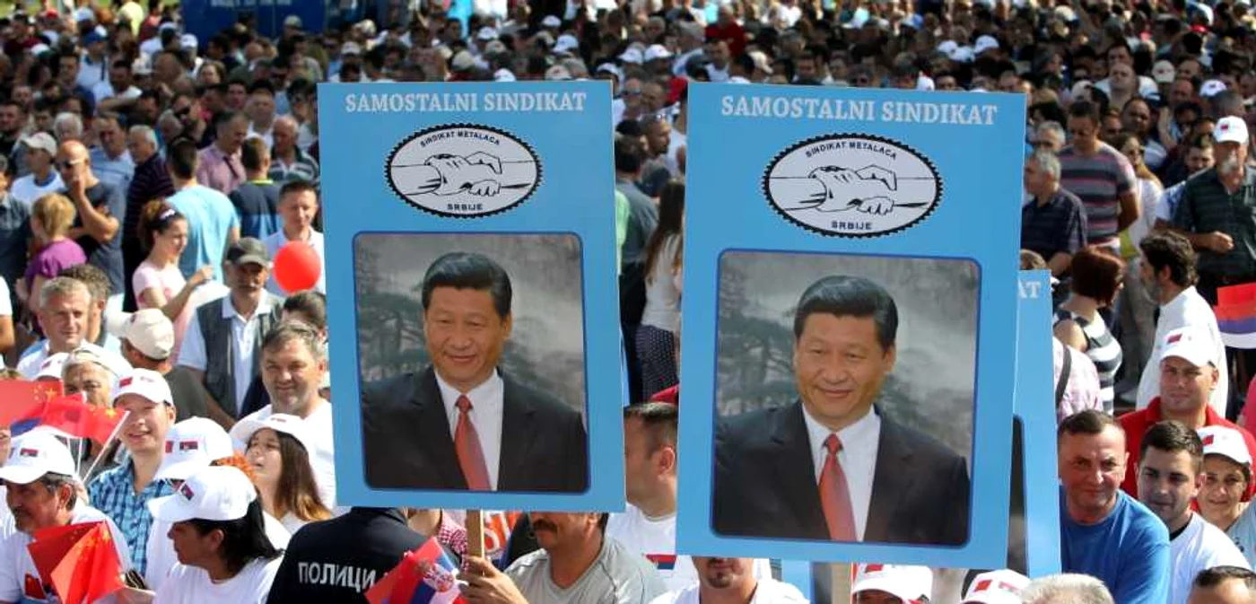 Muncitori din Smederevo, în timp ce îl întâmpinau, în 2016, pe preşedintele Chinei, XI Jinping, venit în vizită la combinatul siderurgic Smederevo, preluat de un investitor chinez Foto: EPA/Arhivă