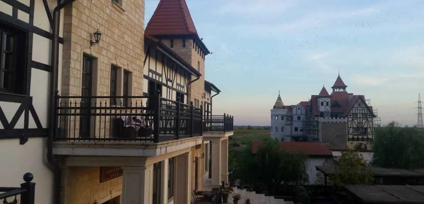 În depărtare, noul castel FOTOGRAFII: ŞTEFAN BOTH