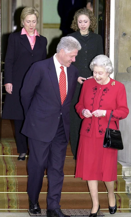Bill Clinton a fost însoțit de Chelsea, fiica sa, și de Hillary, soția, la vizita de la Palatul Buckingham