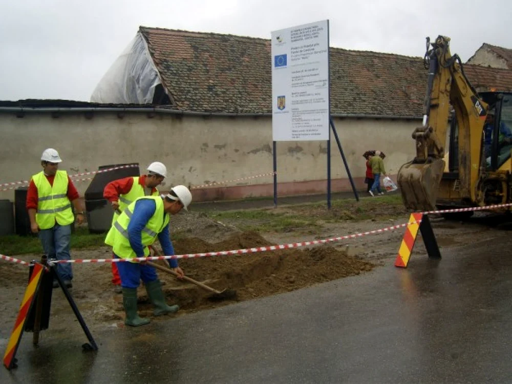 Compania Apa a demarat mai multe lucrări pentru extinderea reţelei de canalizare. FOTOArhivă.