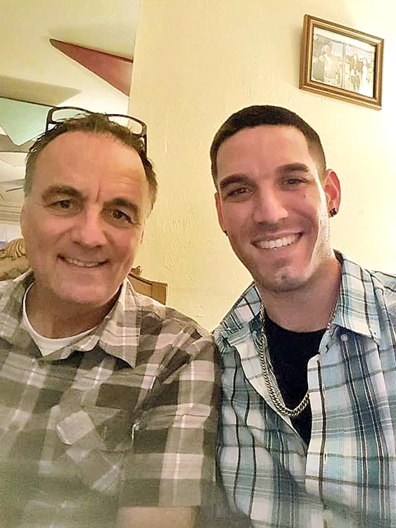 Glenn şi fiul lui cel mare, Brett, decedat acum trei ani