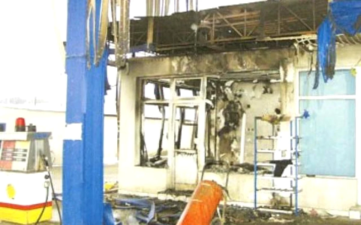 Benzinăria incendiată în 2004, în Baia de Criş.