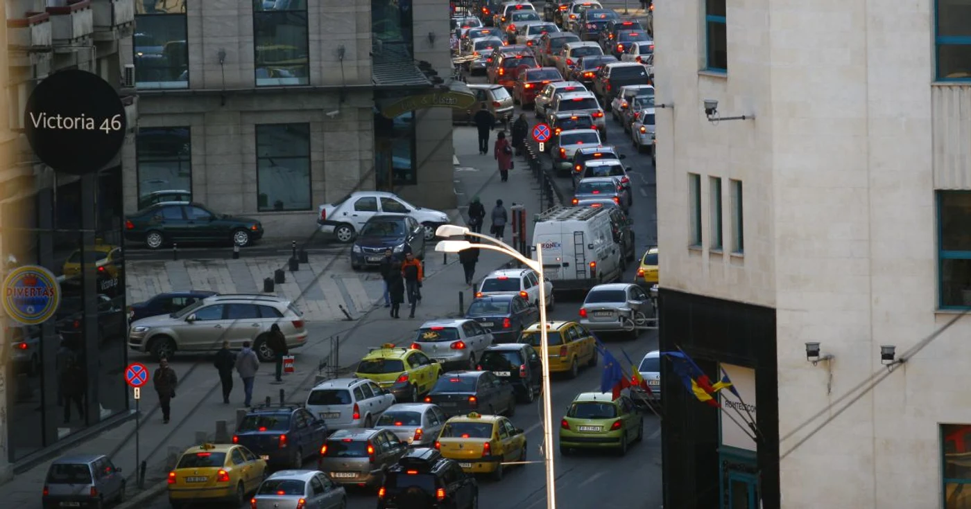 Traficul aglomerat este una dintre marile probleme ale Capitalei. FOTO Mediafax