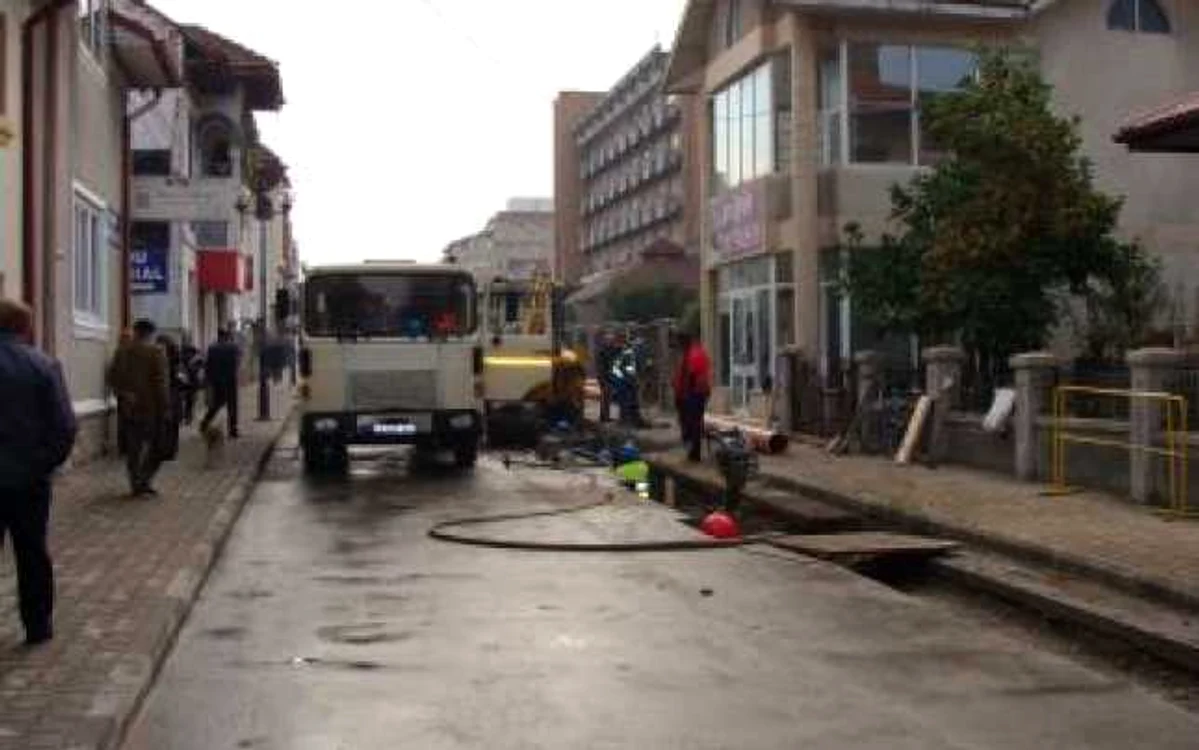 Târgu-Jiu: Muncitorii lucrează la modernizarea reţelei de canalizare pe Calea Eroilor