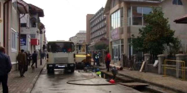 Târgu-Jiu: Muncitorii lucrează la modernizarea reţelei de canalizare pe Calea Eroilor