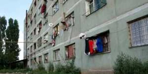 Căminul de pe Rafinorilor este unul din locurile de evitat din Ploieşti (foto: Alex Policală)