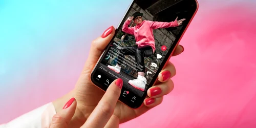TikTok smartphone mana femeie unghii oja FOTO Shutterstock