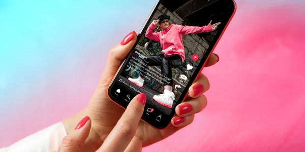 TikTok smartphone mana femeie unghii oja FOTO Shutterstock