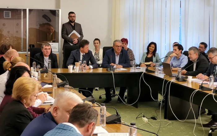 Gică Hagi, Gică Popescu și Vergil Chițac discutând de stadionul Constanței SURSA Facebook V.C.