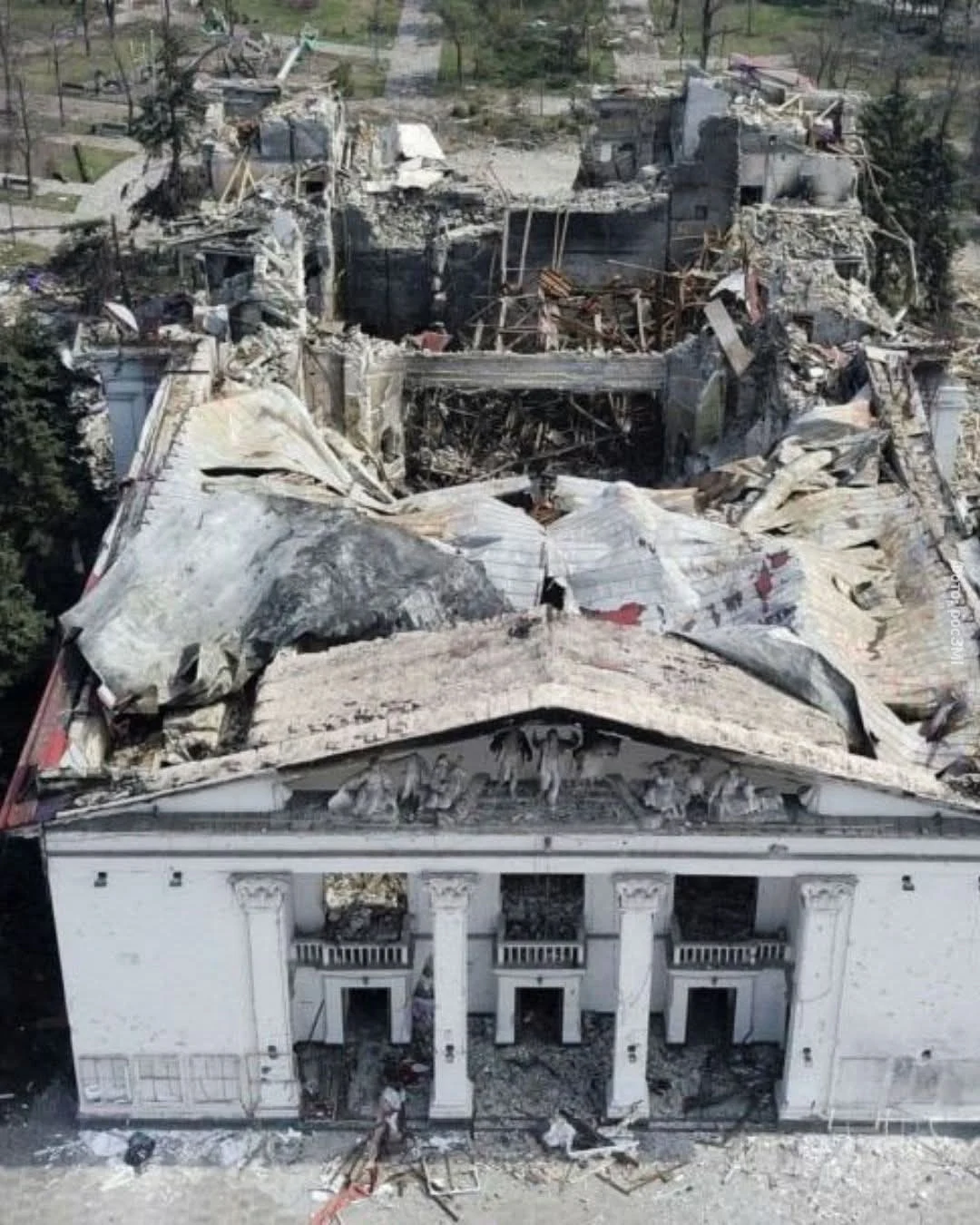 Teatrul din Mariupol, distrus în bombardamente, redeschis de către ocupaţia rusă din estul Ucrainei