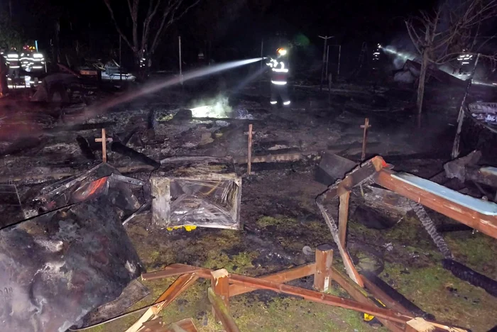 Incendiu violent unitate turistică din Delta Dunării FOTO: ISU Tulcea