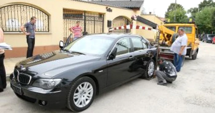 Craiova: Poliţiştii nu au reuşit să ridice BMW-ul lui Covei