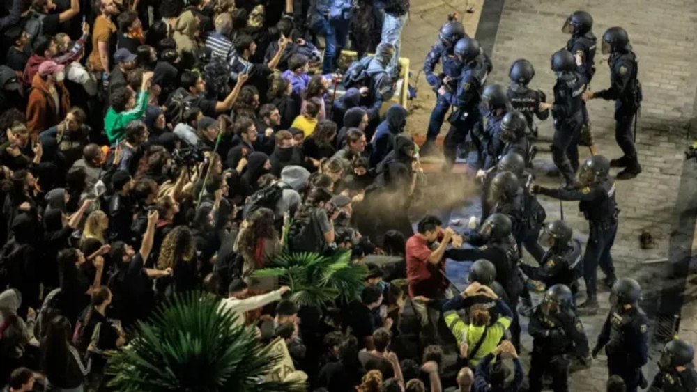  Ciocniri violente între poliție și protestatari la Valencia. „Mâinile noastre sunt pătate cu noroi, ale voastre cu sânge”