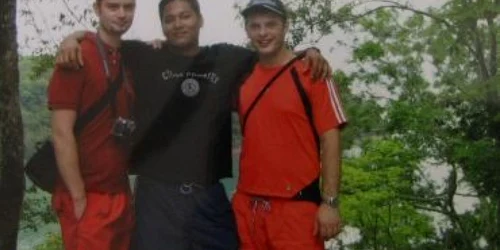 Lucian Reja şi Emanuel Petruţ alături de un amic din Thailanda