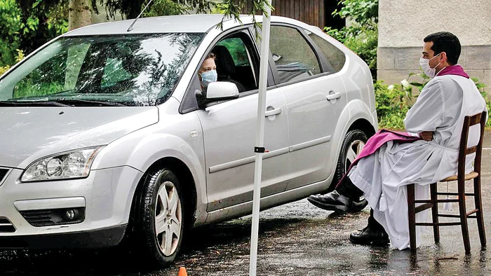 În Varşovia, Polonia, preoţii fac acelaşi lucrufoto: AFP