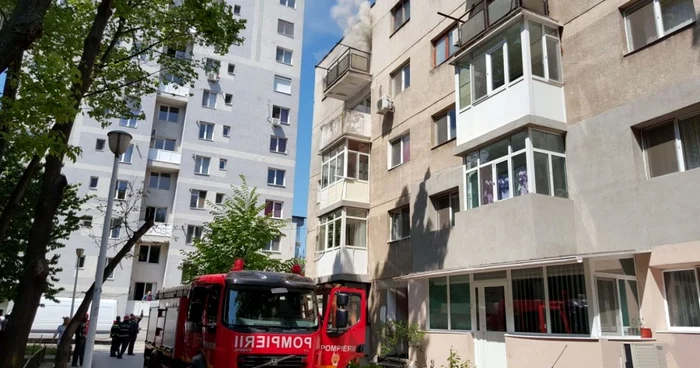 Un bărbat din Slatina şi-a incendiat apartamentul, vecinii fiind nevoiţi să părăsească locuinţele din cauza fumului