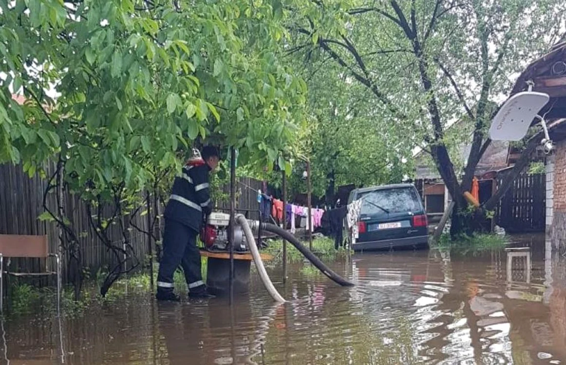 Pompierii olteni au fost chemaţi să escoată apa din sute de gospodării