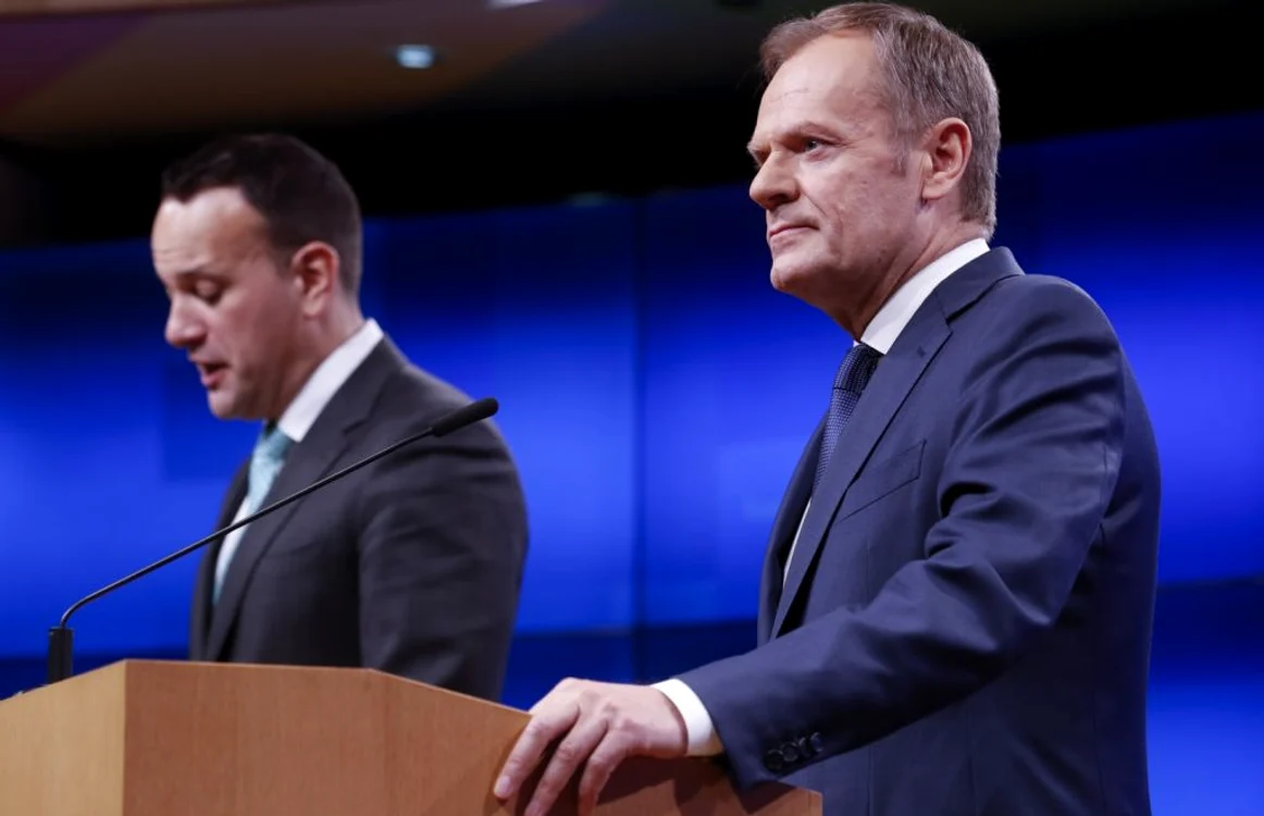 Donald Tusk (în prim-plan) şi Leo Varadkar într-o conferinţă de presă la Bruxelles FOTO EPA-EFE