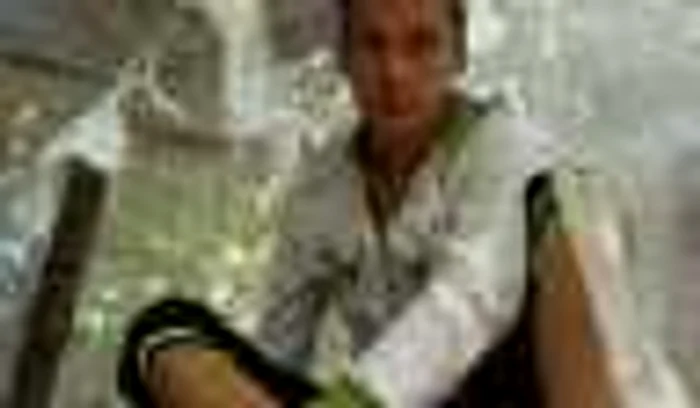 Marian Moga, baiatul care traieste in casa pecare si-a construit-o in copaci