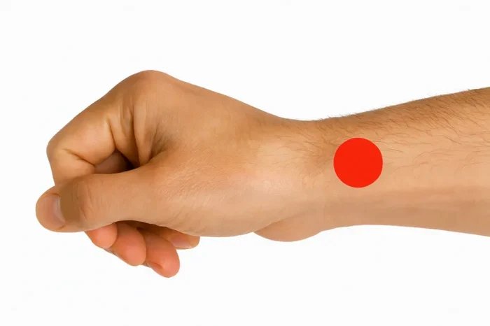 Când ești balonat – partea superioară a încheieturii.