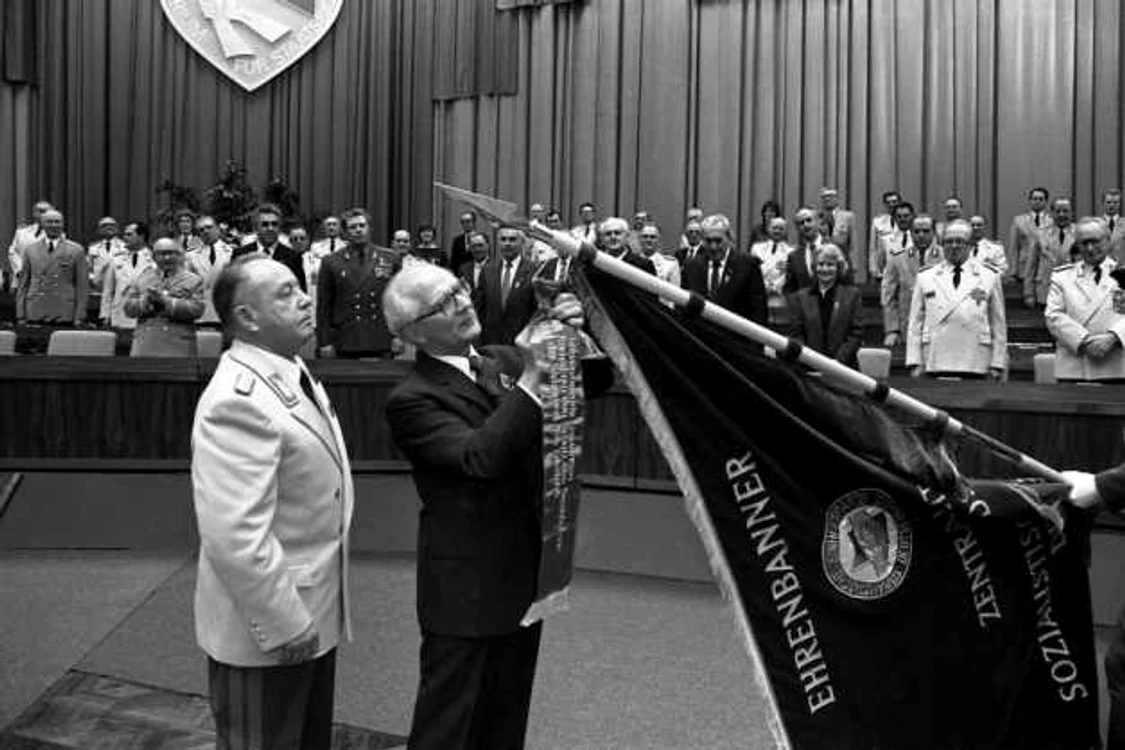 Steagul STASI decorat de şeful statului est-german