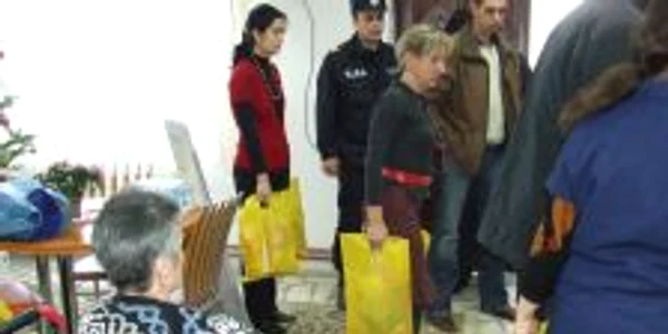 Pompierii au distribuit cadouri de Craciun 