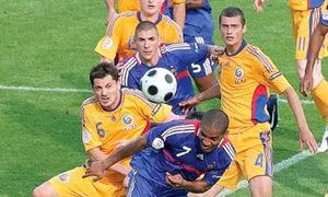 Tamaş şi Rădoi au jucat împreună în echipa naţională, în această fotografie ambii se bat cu francezii la Euro 2008, dar drumurile lor în viaţă au fost diferite jpeg