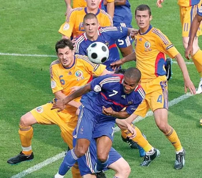 Tamaş şi Rădoi au jucat împreună în echipa naţională, în această fotografie ambii se bat cu francezii la Euro 2008, dar drumurile lor în viaţă au fost diferite