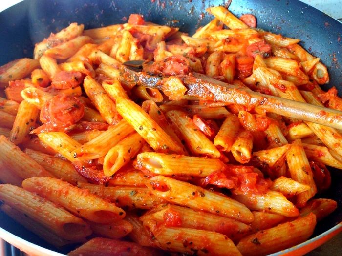 
    Paste cu crenvuști și morcovi  