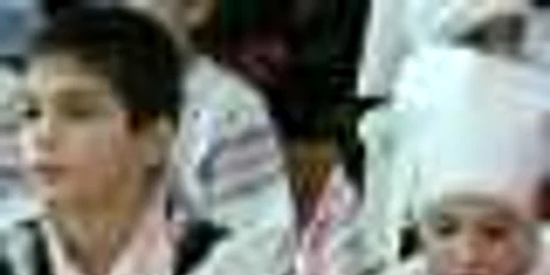 Copiii de la Şcoala 7 s-au îmbracat în costume populare