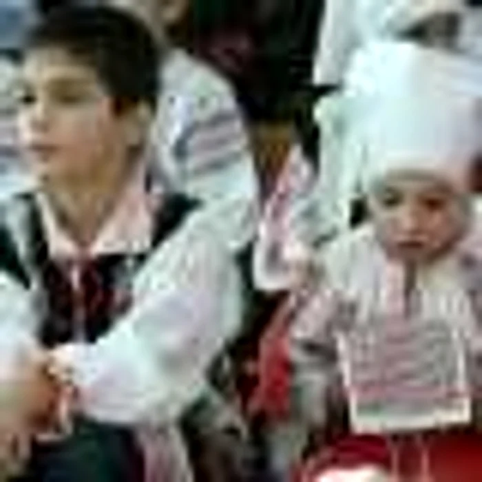 Copiii de la Şcoala 7 s-au îmbracat în costume populare 