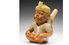 Un vas ceramic din jurul anilor 100-500 d.Hr., atribuit culturii peruviene Moche, care înfățișează un bărbat cu buză despicată (© The Art Institute of Chicago. CC0 Public Domain Designation)