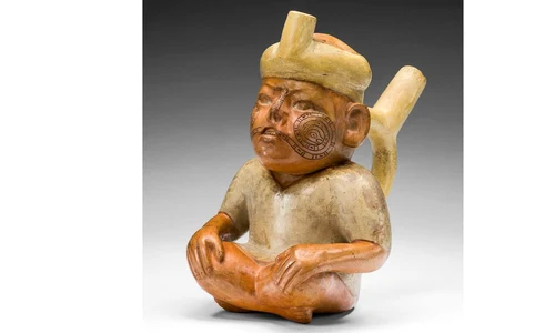 Un vas ceramic din jurul anilor 100-500 d.Hr., atribuit culturii peruviene Moche, care înfățișează un bărbat cu buză despicată (© The Art Institute of Chicago. CC0 Public Domain Designation)