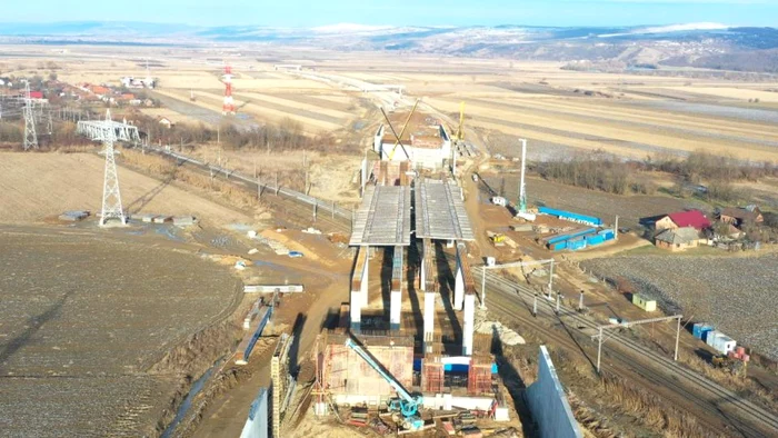 Pasajul peste calea ferată din apropiere de oraşul Teiuş. Foto: ziarulunirea.ro