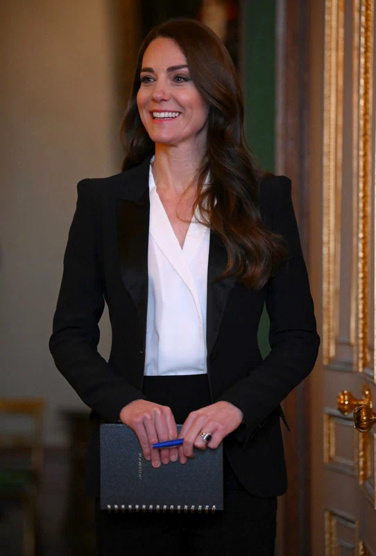 Kate Middleton preferă, mai nou, costumele cu pantaloni