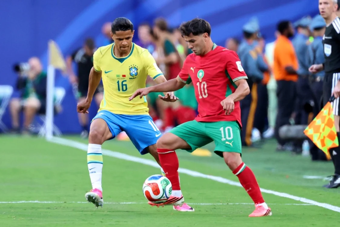 Douglas Santos, în duel cu Brahim Diaz (Foto: EPAImages)