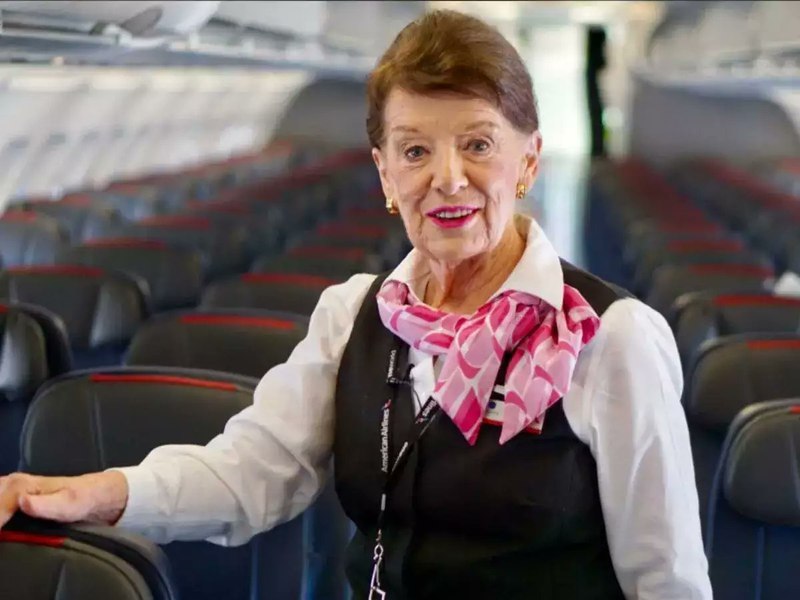  Cea mai longevivă stewardesă din lume a murit. Imagini din tinerețe cu o „legendă a zborului” VIDEO