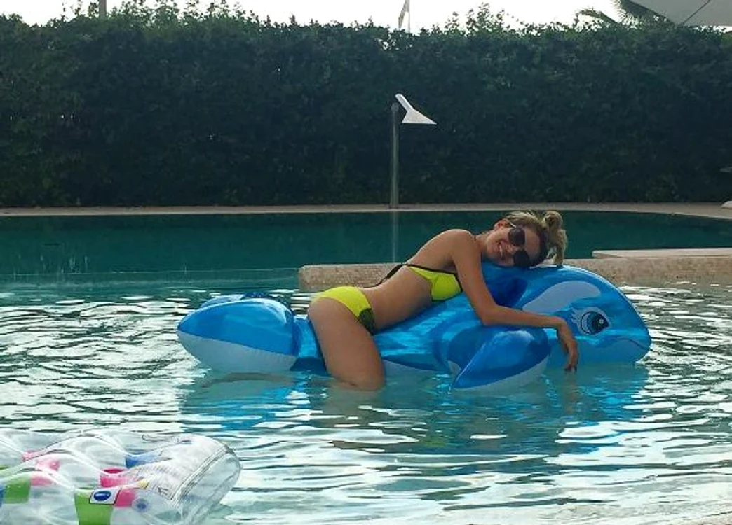 Blondina a stat la bronzat pe un delfin gonflabil