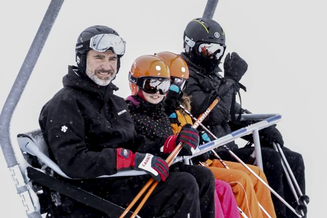 Royal Family Skies In Astun   Spain jpeg