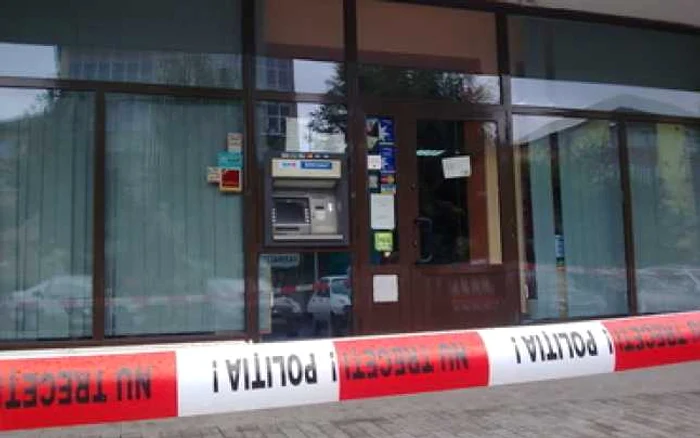 Sibiu: Hoţii au spart un bancomat cu 100.000 de lei în el (update foto)